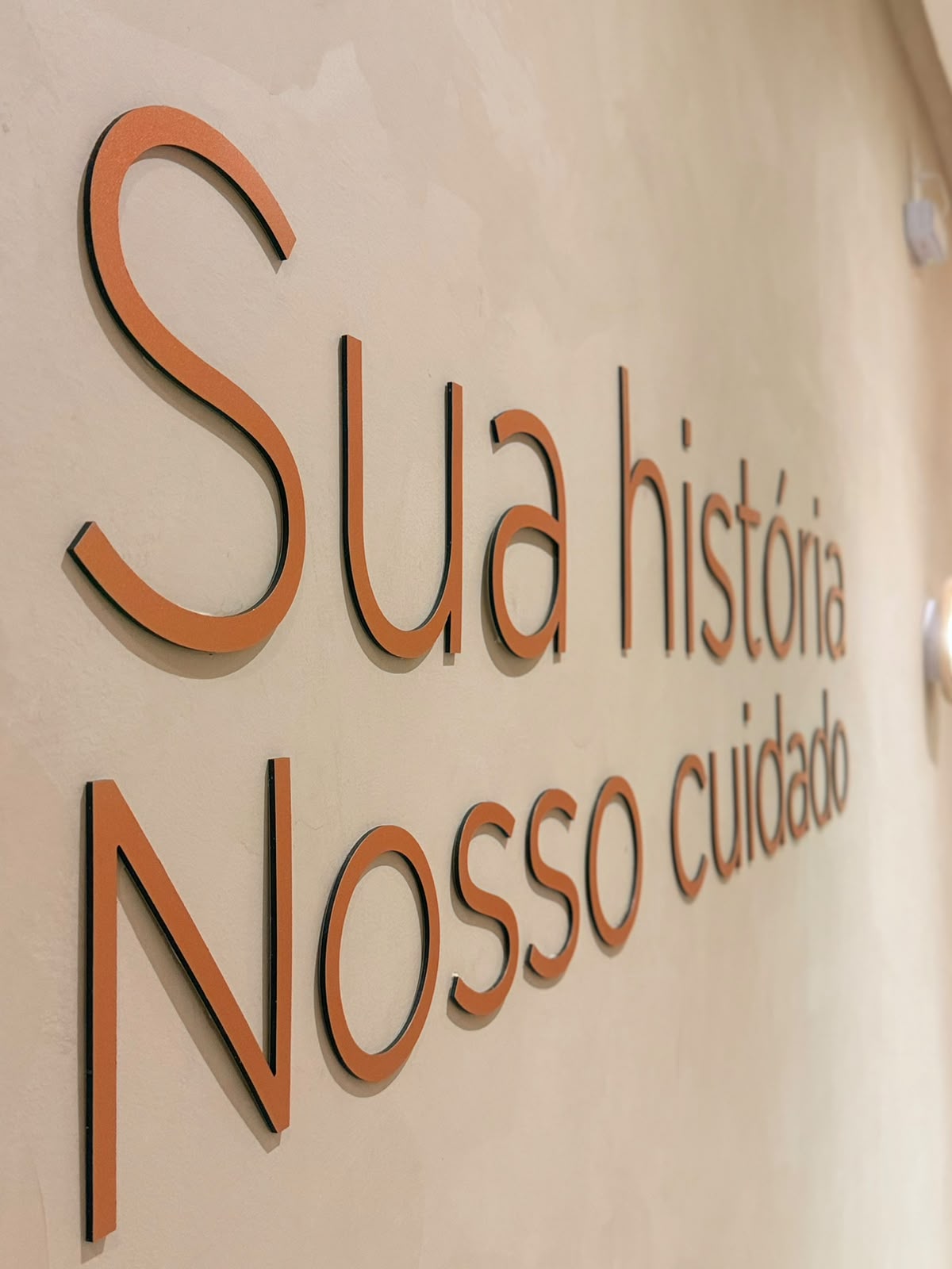 Parede com a frase 'Sua história, nosso cuidado'